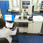 Personal de laboratorio manipula la máquina que analiza la muestra para una nueva prueba que permite detectar o descartar en 48 horas más de un centenar de enfermedades raras