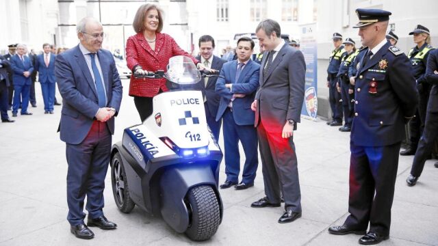 La alcaldesa madrileña no dudó en probar los nuevos vehículos «segway» en los que patrullarán los agentes de turismo