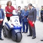 La alcaldesa madrileña no dudó en probar los nuevos vehículos «segway» en los que patrullarán los agentes de turismo