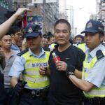 Agentes de la policía detienen a un manifestante en el séptimo día de protesta en Hong Kong