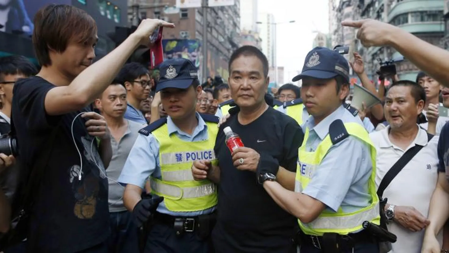 Agentes de la policía detienen a un manifestante en el séptimo día de protesta en Hong Kong