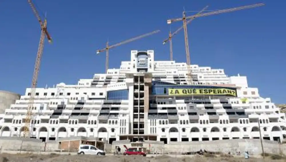 Fotografía de archivo tomada el 5 de septiembre de 2011 del hotel construido en la playa de El Algarrobico, en el municipio almeriense de Carboneras y situado en el Parque Natural del Cabo de Gata