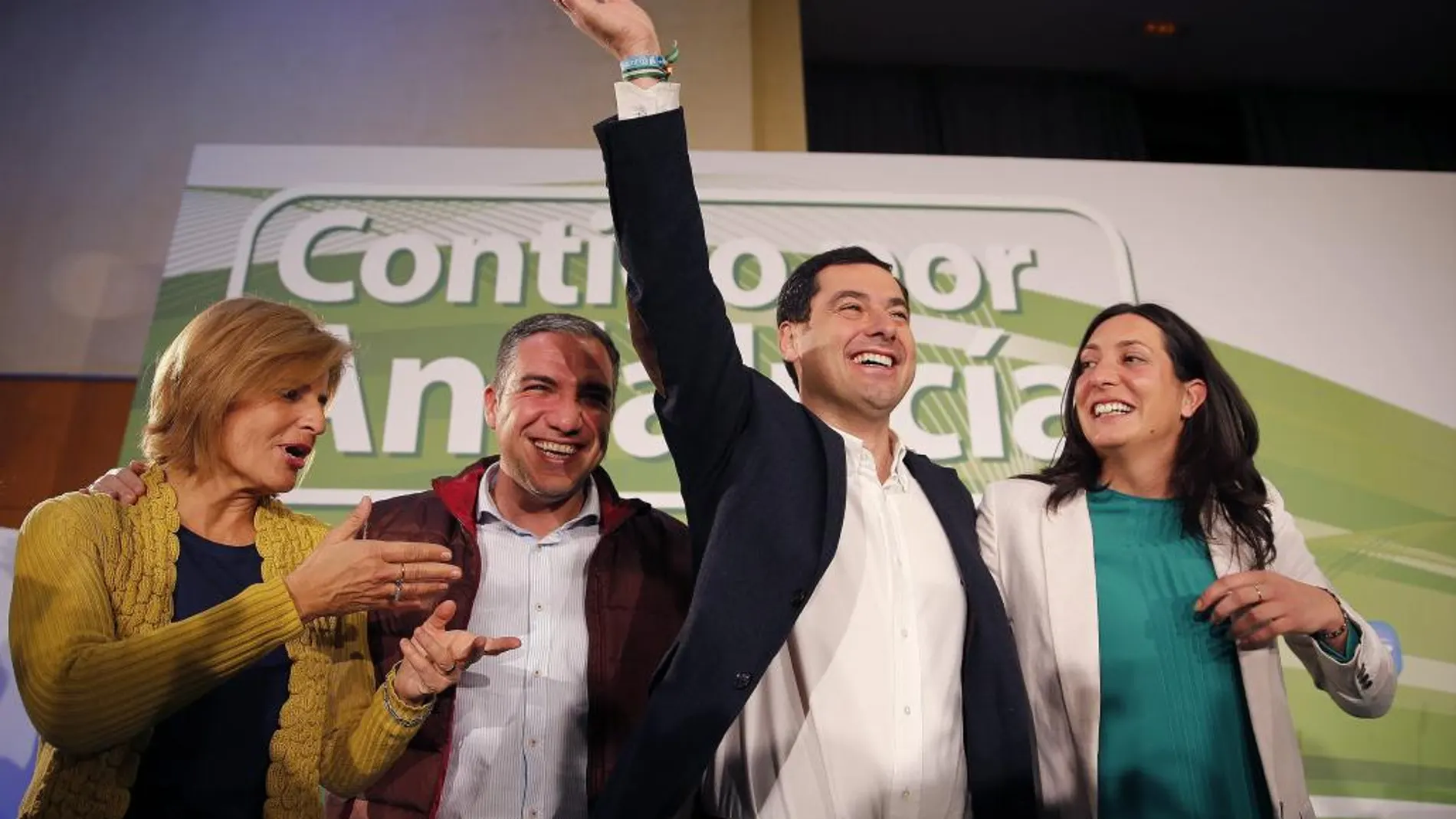 El candidato del PP-A, Juanma Moreno, arropado por Oña, Bendodo y Loles López