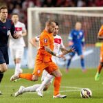 Wesley Sneijder disputa el balón ante el jugador de Turquía, Ozan Tufan