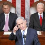 El «premier» israelí, Benjamin Netanyahu, pronuncia ayer su discurso flanqueado por el presidente de la Cámara Baja, John Boehner (izda.), y el senador republicano Orrin Hatch