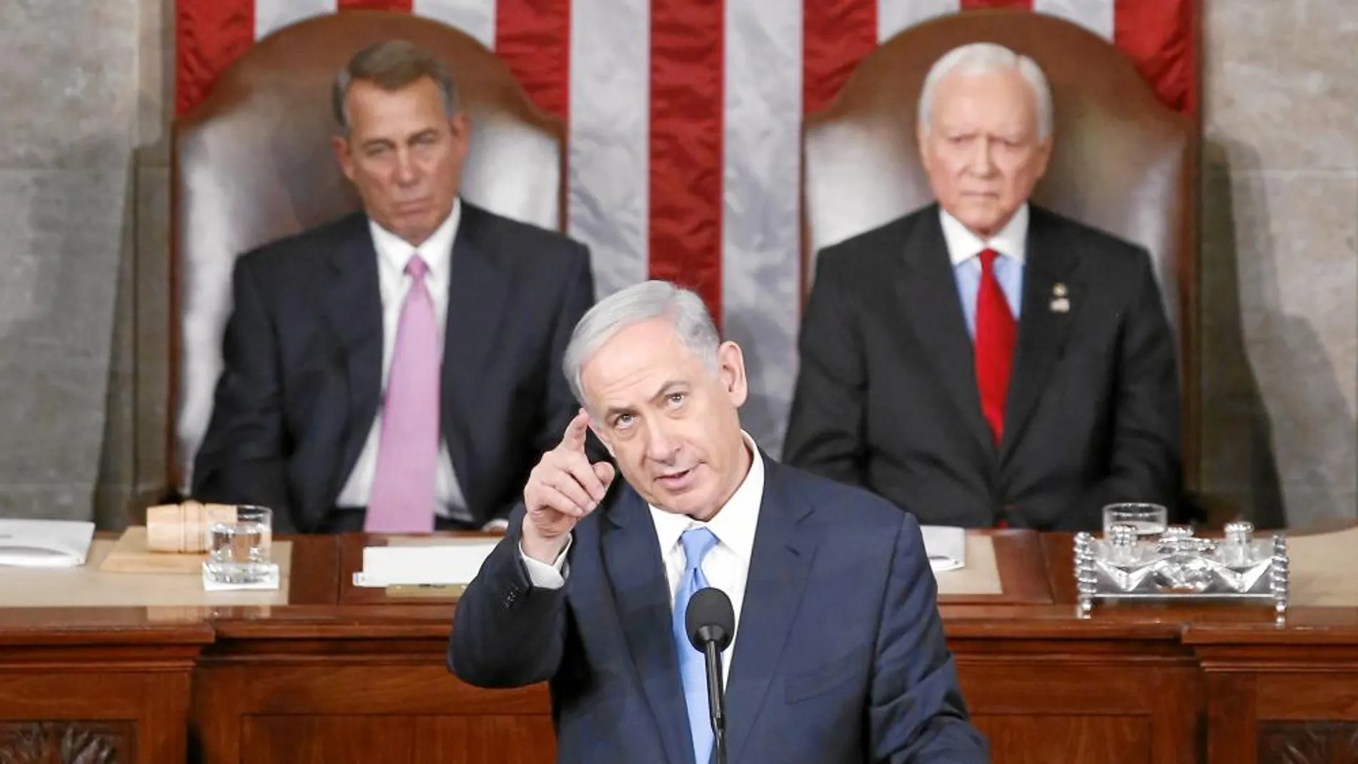 El «premier» israelí, Benjamin Netanyahu, pronuncia ayer su discurso flanqueado por el presidente de la Cámara Baja, John Boehner (izda.), y el senador republicano Orrin Hatch