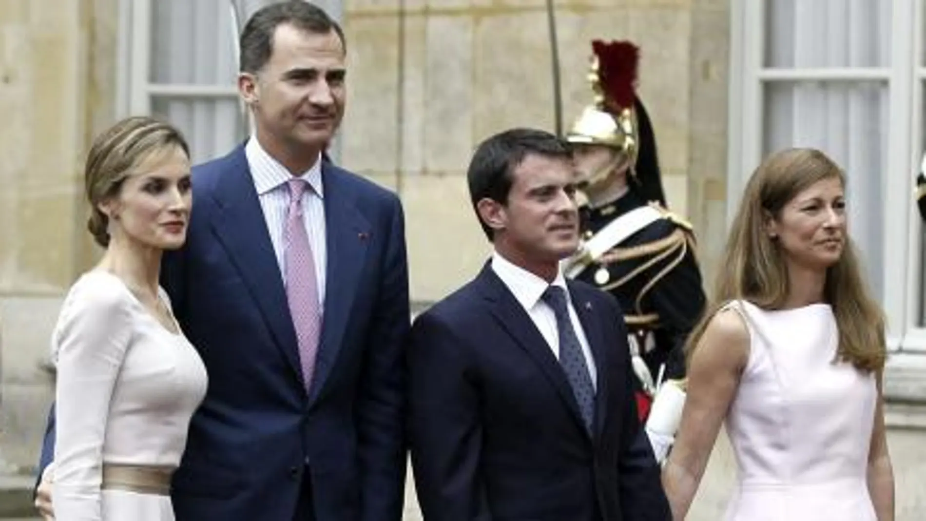 El primer ministro francés, Manuel Valls, y su esposa, Anne Gravoin, en el Palacio de Matignon con los Reyes.
