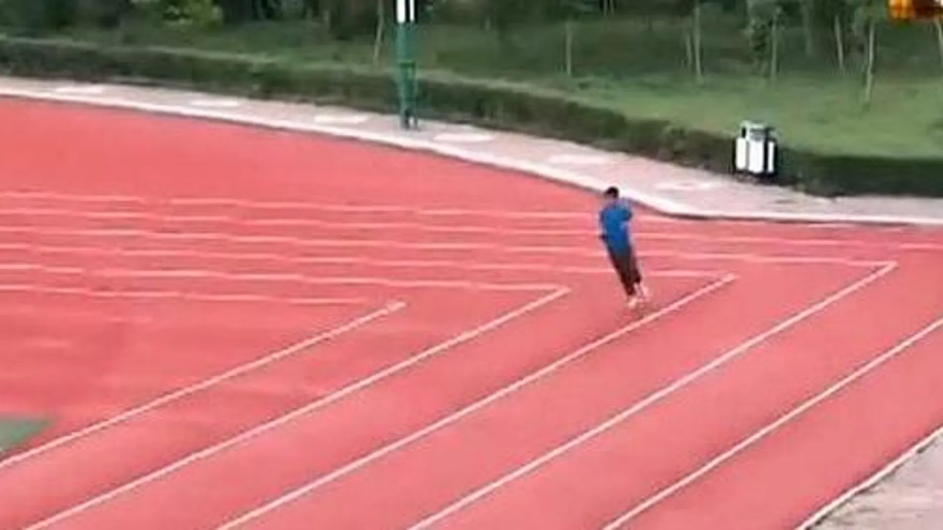 China construye la primera pista de atletismo rectangular