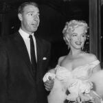 Fotografía del 2 de junio de 1955 de Marilyn Monroe llegando al teatro con Joe DiMaggio