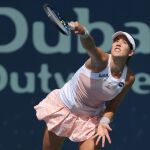 Garbine Muguruza devuelve una bola a Jarmila Gajdosova