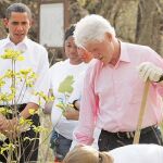 Obama y el ex presidente Bill Clinton plantan un árbol en Washington