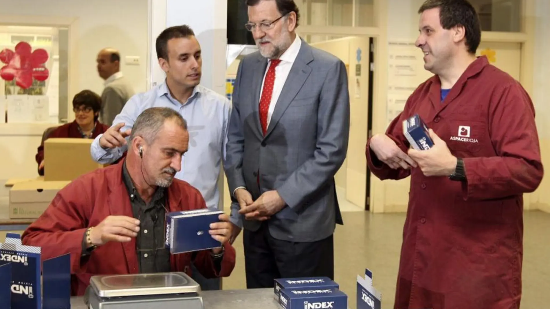 El presidente del Gobierno y del PP, Mariano Rajoy, durante la visita realizada hoy al centro de la Asociación de Atención a las Personas con Parálisis Cerebral de la Rioj