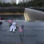 Peluches, fotografías y banderas conmemoran a las víctimas de los ataques terroristas del 11S.