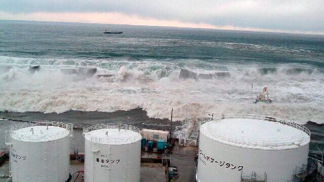 Momento captado por una cámara en el que el tsunami llegó a la central de Fukushima