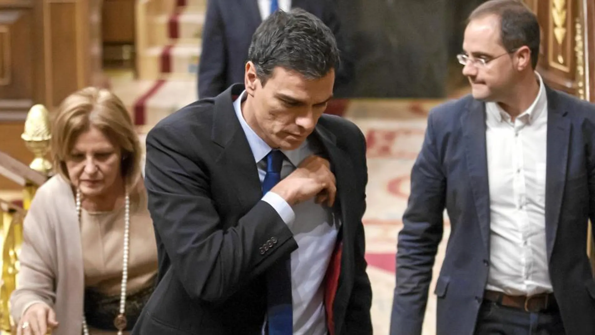 El líder del PSOE, Pedro Sánchez, se mostró abatido y cabizbajo en el Congreso de los Diputados