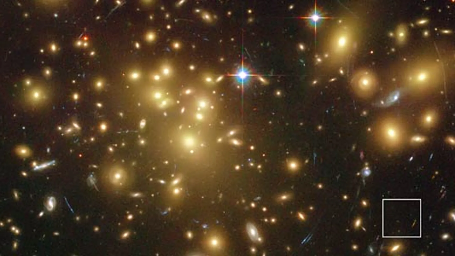 Ubicación de la lejana galaxia polvorienta A1689-zD1 detrás el cúmulo de galaxias Abell 1689