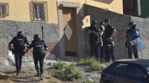 Despliegue policial en Ceuta durante la detención de ocho islamistas