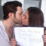 Un beso propulsa una campaña en favor de la paz entre árabes y judíos