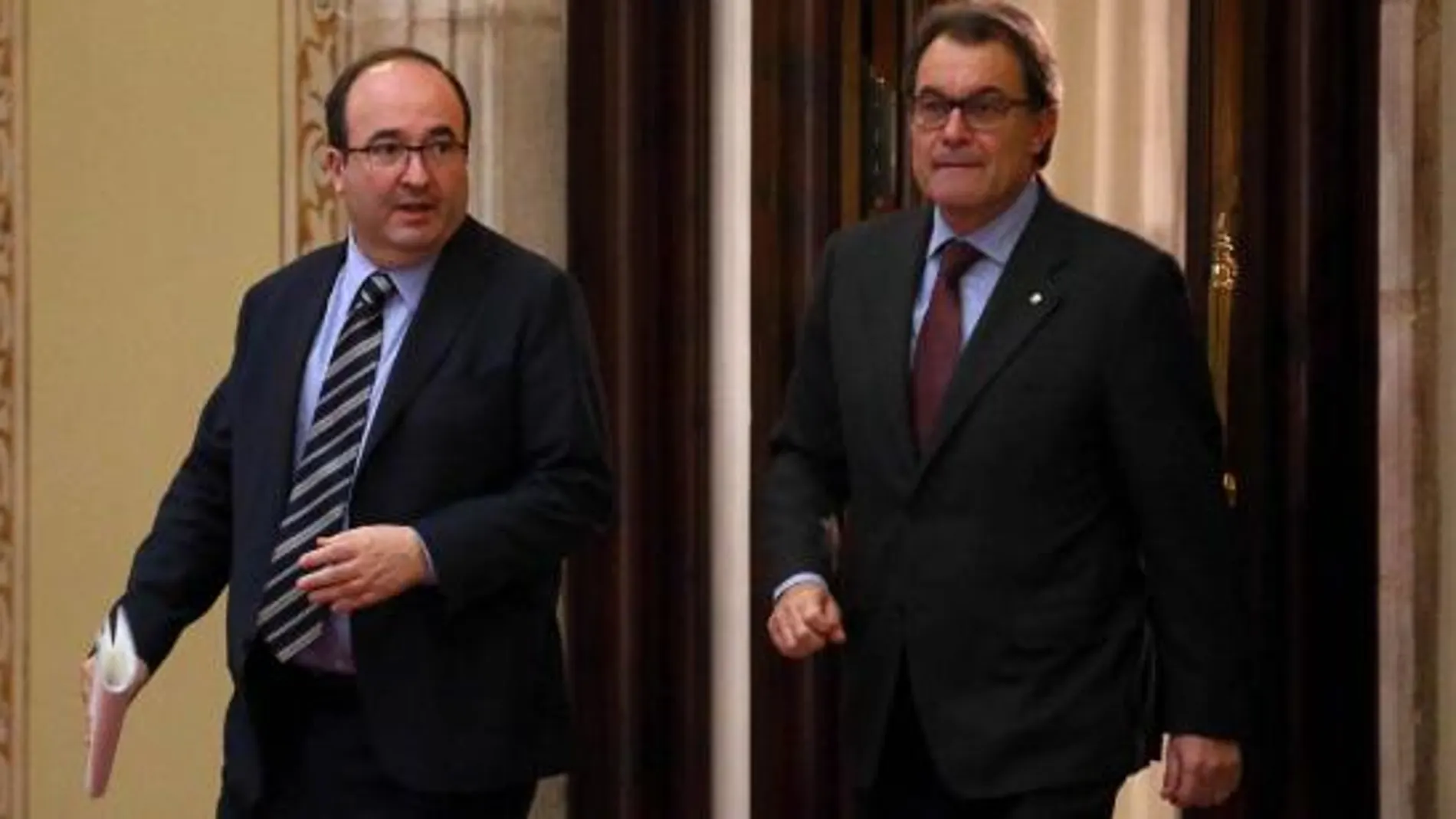 Artur Mas (d), y el primer secretario del PSC, MIquel Iceta, al finalizar la reunión que han mantenido en el Parlament.