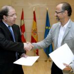 Los candidatos del PP y de Ciudadanos a la Presidencia de la Junta de Castilla y León, Juan Vicente Herrera (i), y Luis Fuentes (d), respectivamente, tras la firma