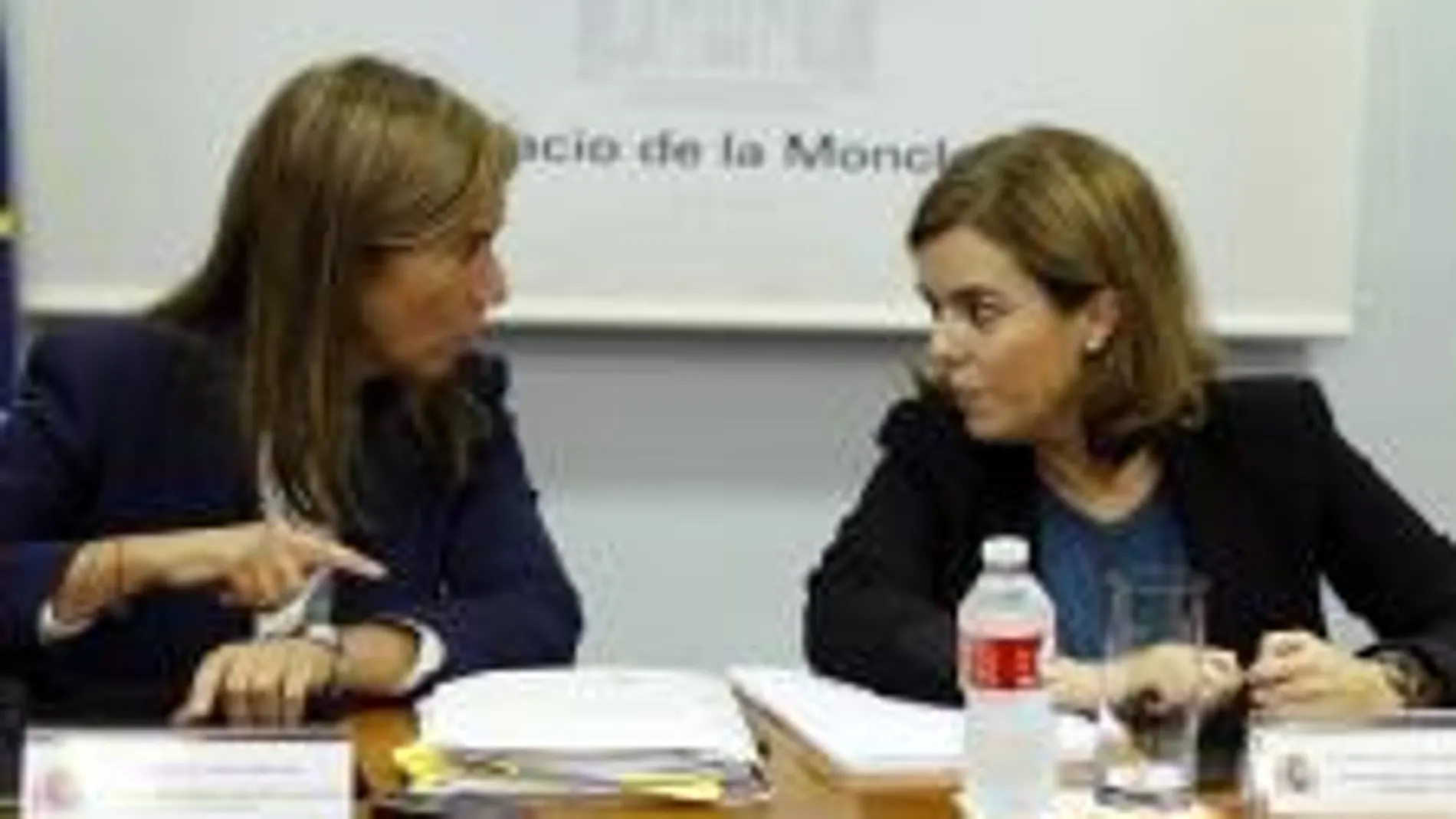 La vicepresidenta del Gobierno, Soraya Saenz de Santamaría, con la ministra de Sanidad, Ana Mato, durante la reunión del comité especial para la gestión del ébola