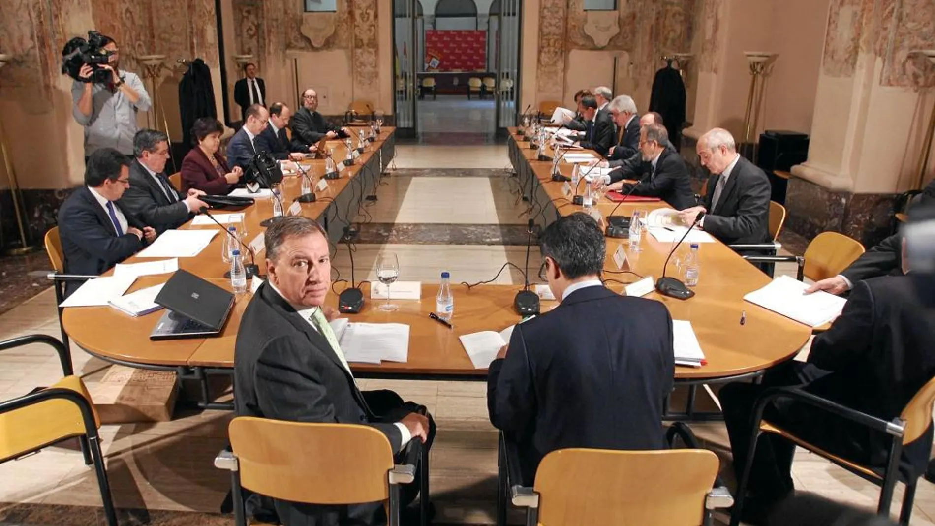 El consejero de Educación, Juan José Mateos, preside la reunión del Consejo de Universidades