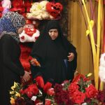 Dos mujeres en una tienda con regalos de San Valentín en Bagdad