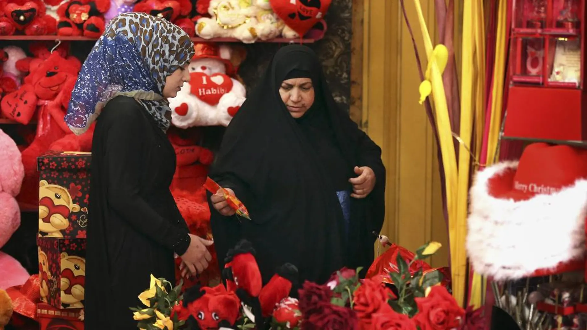 Dos mujeres en una tienda con regalos de San Valentín en Bagdad