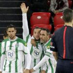 El delantero argelino del Córdoba Nabil Ghilas celebra con sus compañeros el gol marcado al Athletic Club