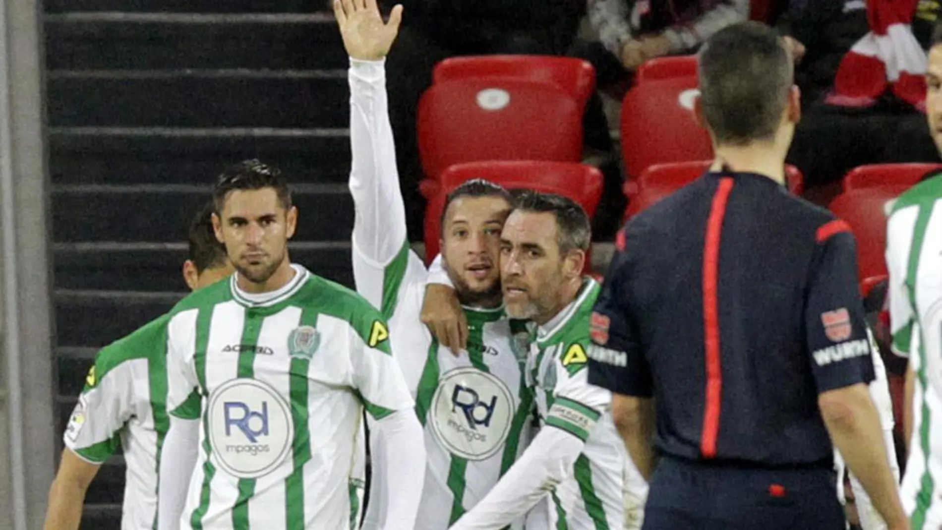 El delantero argelino del Córdoba Nabil Ghilas celebra con sus compañeros el gol marcado al Athletic Club