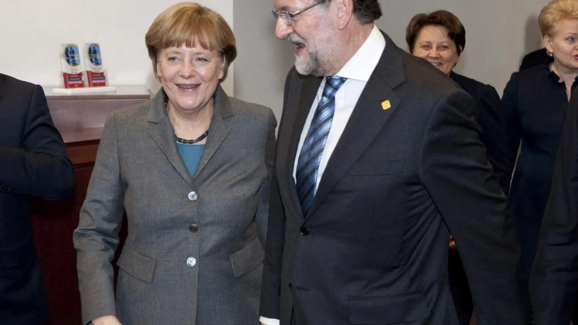 Mariano Rajoy, con la canciller alemana, Angela Merkel, momentos antes de la fotografía de familia con sus homólogos europeos