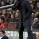 El entrenador del FC Barcelona, Luís Enrique, da instrucciones a sus jugadores , durante el partido