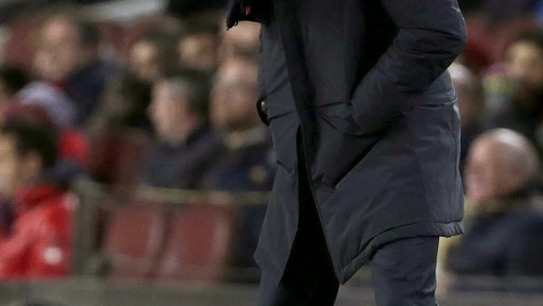 El entrenador del FC Barcelona, Luís Enrique, da instrucciones a sus jugadores , durante el partido