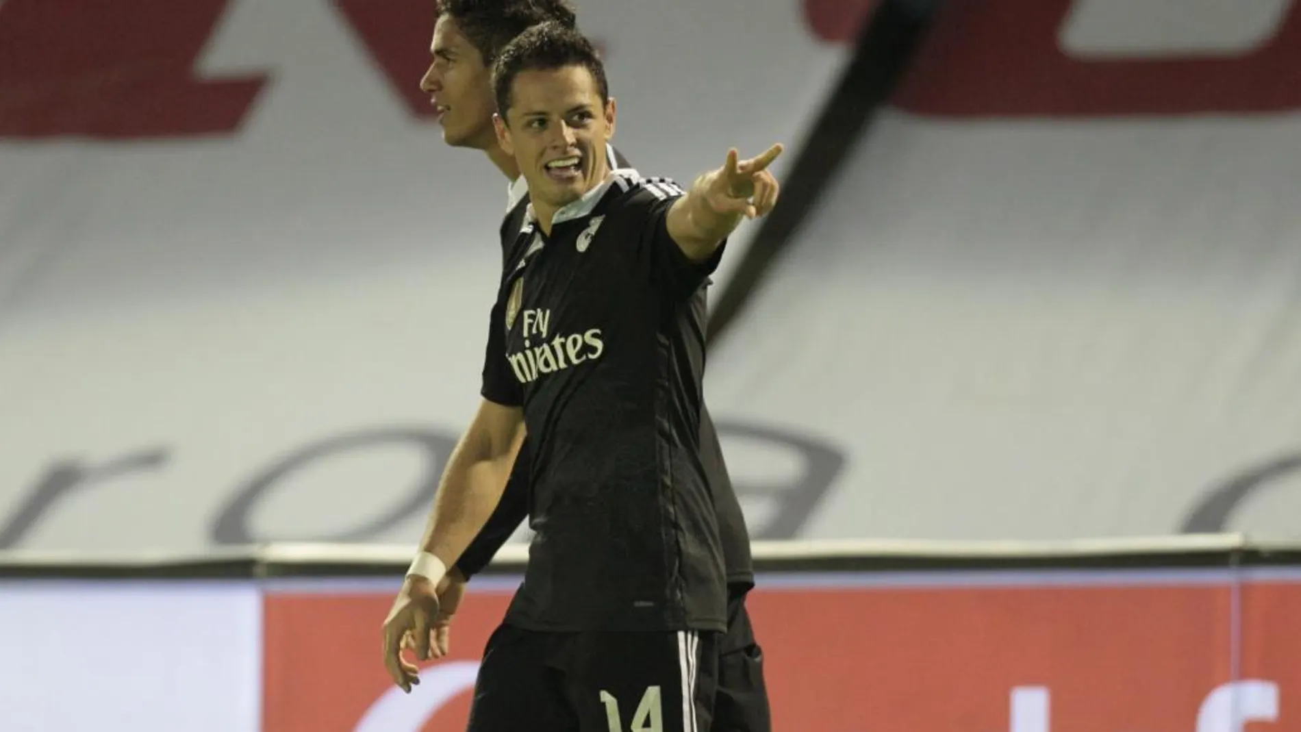 El delantero mexicano del Real Madrid Javier Hernández celebra su gol ante el Celta, el segundo del equipo