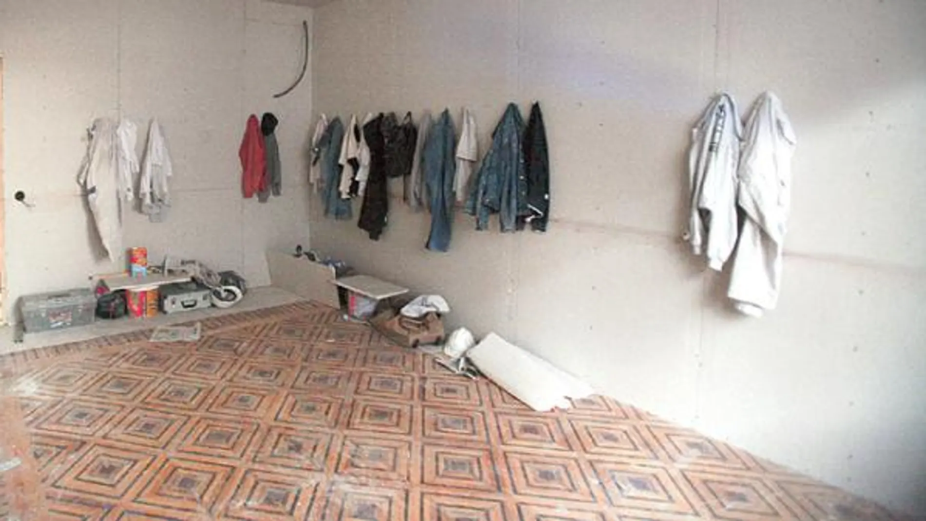 Los trabajadores que han estado casi dos meses en el Palacio de la Prensa usaban una de las habitaciones reformadas como vestuario
