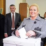 Kolinda Grabar-Kitarovic, que opta a la presidencia, vota durante la primera vuelta de las elecciones en Croacia.