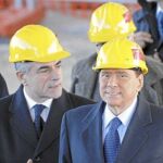 El primer ministro italiano, Silvio Berlusconi, durante la inauguración de una estación de tren de alta velocidad en Roma, ayer