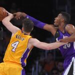 Ryan Kelly, de los Lakers y Jason Thompson, de los Sacramento Kings esta semana