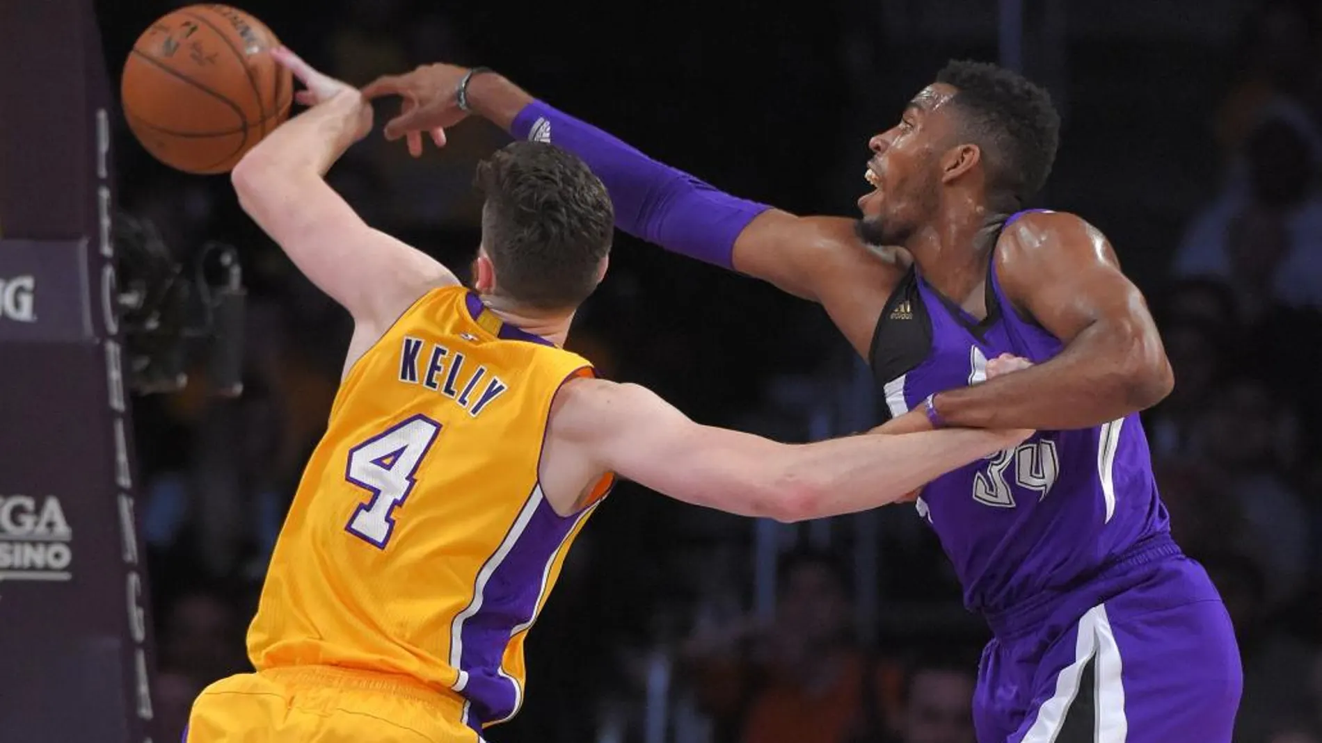 Ryan Kelly, de los Lakers y Jason Thompson, de los Sacramento Kings esta semana