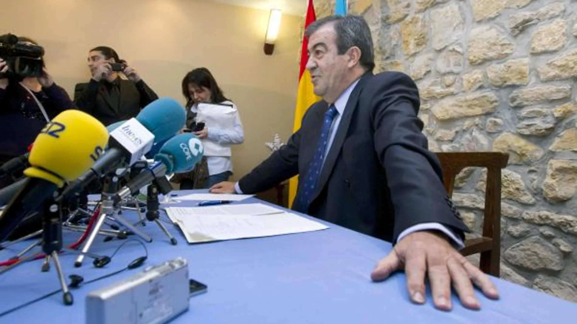 El ex secretario general del PP, Francisco Álvarez-Cascos, durante su comparecencia ante los medios