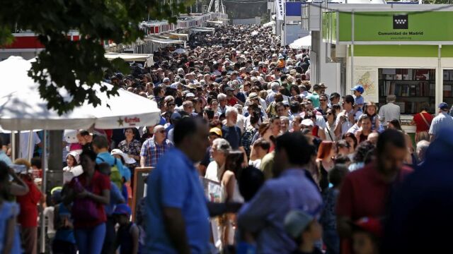 Miles de visitantes recorren las casetas de la Feria del Libro