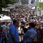 Miles de visitantes recorren las casetas de la Feria del Libro