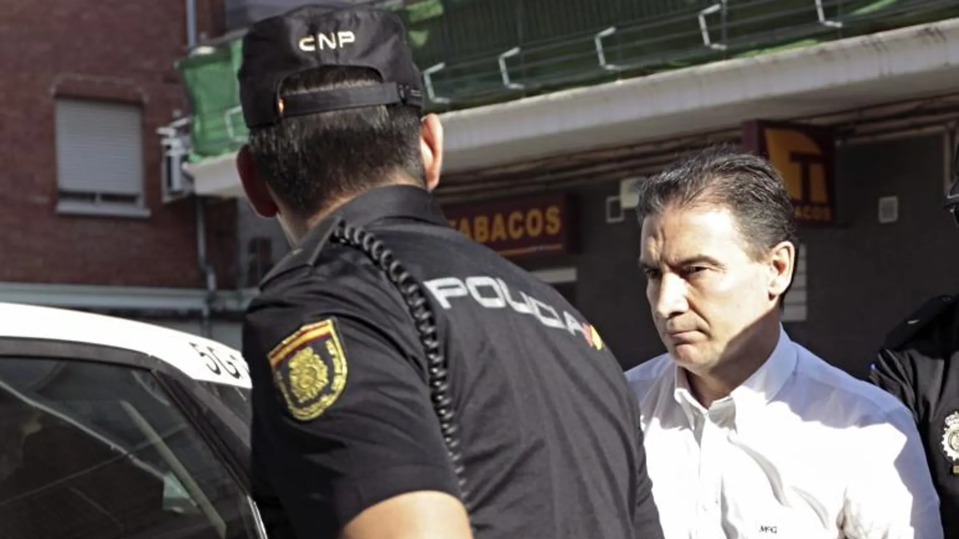 Serafín Castellano sale detenido de su casa de Benisanó