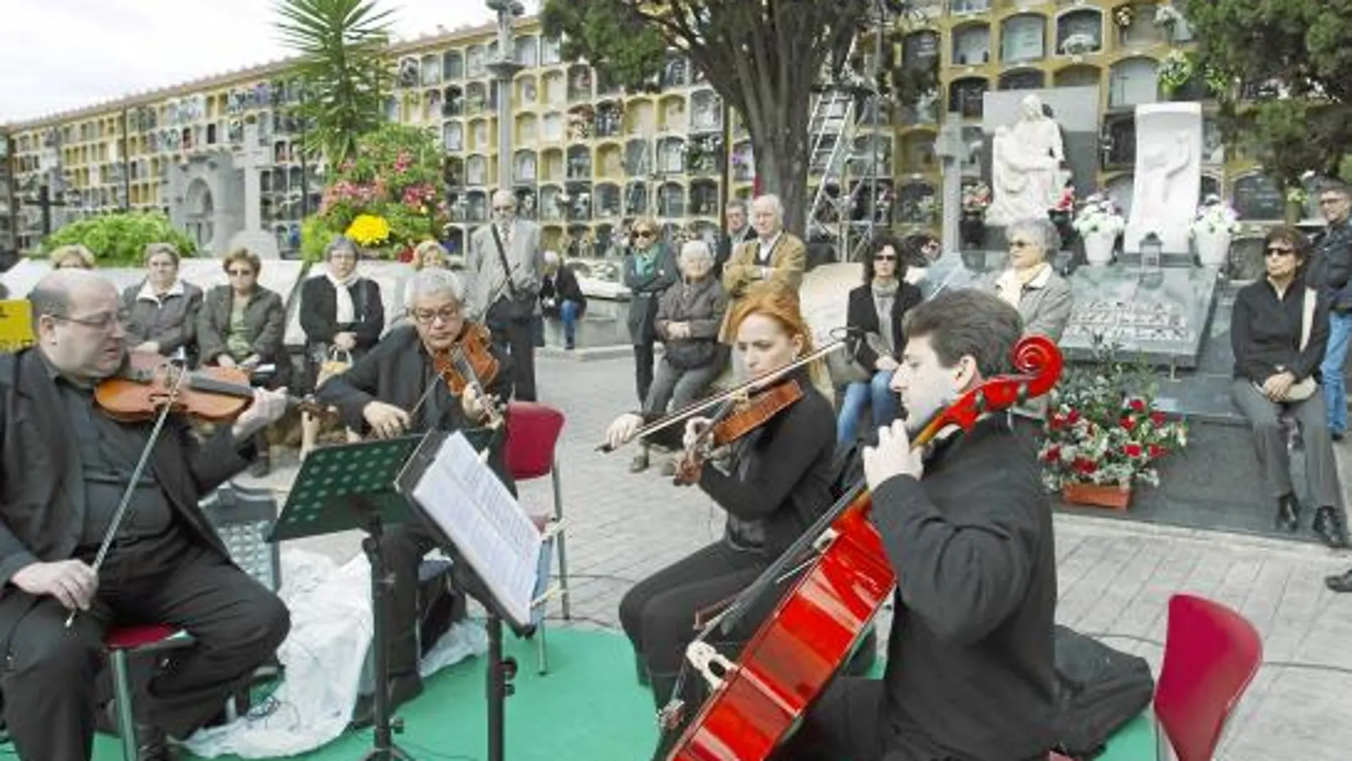 Algunos cementerios, como el de Les Corts, programaron música para amenizar el recuerdo de los seres queridos