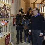 El presidente de la Junta de Castilla y León, Juan Vicente Herrera, acompañado por la presidenta de las Cortes, Josefa García Cirac, observan la exposición «Castilla y León, tradición y modernidad»