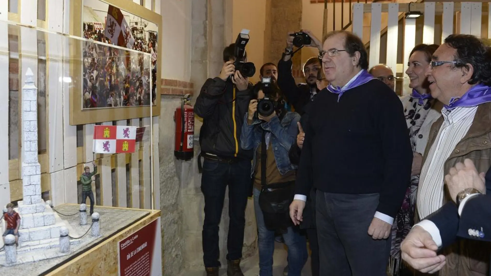 El presidente de la Junta de Castilla y León, Juan Vicente Herrera, acompañado por la presidenta de las Cortes, Josefa García Cirac, observan la exposición «Castilla y León, tradición y modernidad»