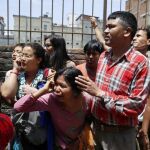 Nepalíes corren para buscar un espacio abierto