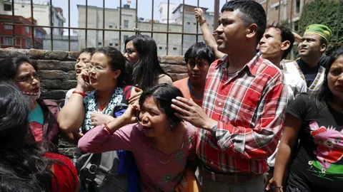 Nepalíes corren para buscar un espacio abierto
