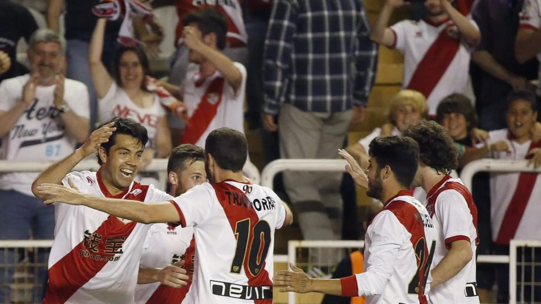 Los jugadores del Rayo Vallecano celebran el segundo gol del equipo rayista, durante el encuentro