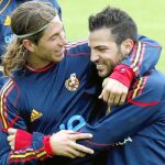 Sergio Ramos y Cesc bromean, sonrientes, durante el entrenamiento de ayer en Schruns